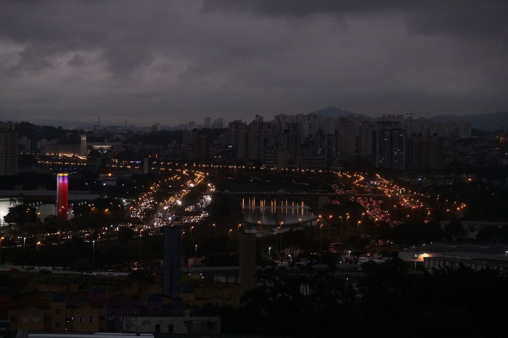 Outra imagem tirada em São Paulo por volta das 16h no mesmo dia (Foto: Alex Silva/Estadão Conteúdo)