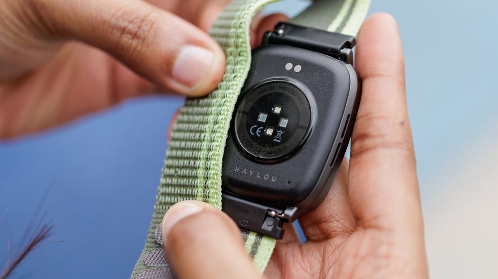 O Haylou Watch RS5 permite a troca da pulseira e jávem com uma opção extra na embalagem (Imagem: Ivo Meneghel Jr/Canaltech)