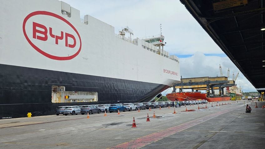 Chegada de carros da BYD no navio Explorer No.1