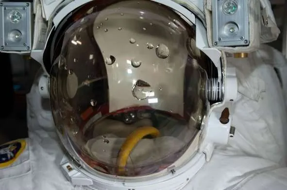 Água infiltrada no capacete do astronauta Luca Parmitano durante o incidente em 2013 (Imagem: Reprodução/NASA)