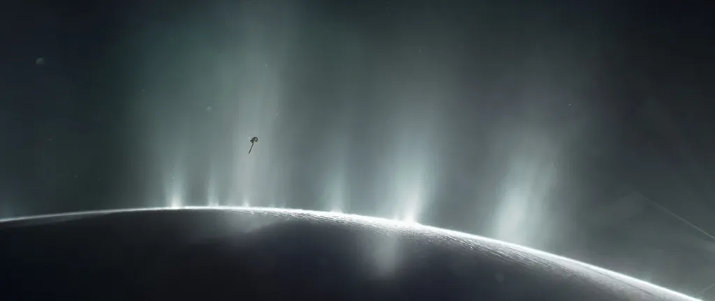 A missão Cassini atravessou as plumas de Encélado para estudar a composição delas (Imagem: Reprodução/NASA)
