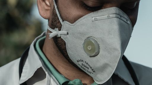 Vídeos mostram por que máscaras com válvula não protegem contra a COVID-19