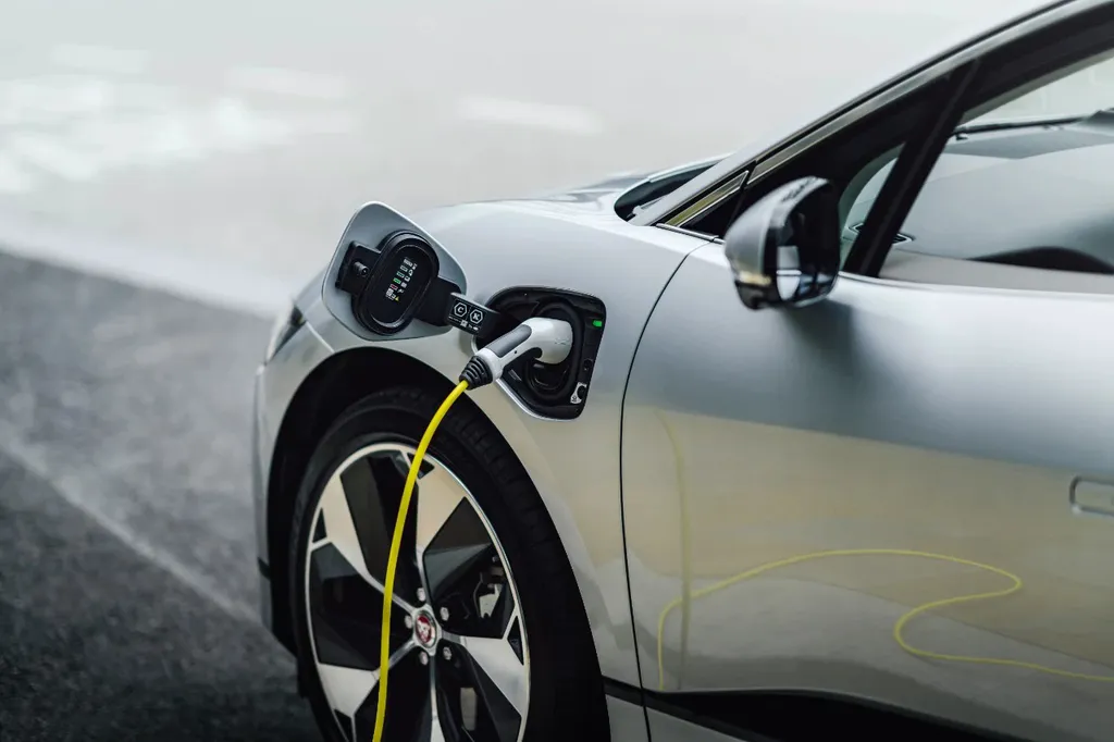 Com a nova tecnologia, os carros carregarão sua bateria ao trafegar pela rodovia, diminuindo a necessidade de carregar o veículo em casa (Imagem: Divulgação/Vibra Energia)