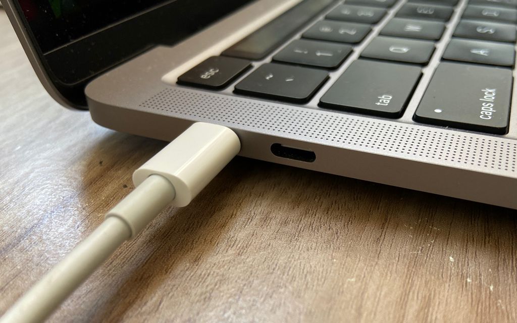 Você pode manter o seu MacBook sempre conectado na tomada, contanto que siga algumas recomendações (Foto: Lucas Wetten)