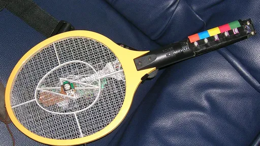 Guitar Hero: Jogador improvisa controle com raquete de mosquito