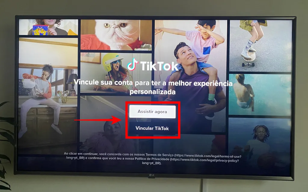 Como assistir TikTok na TV: faça login ou entre direto no app para começar a ver vídeos (Imagem: Caio Carvalho)
