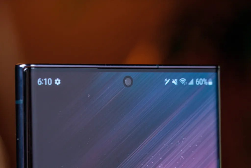Câmera frontal do Galaxy S22 Ultra fica em um discreto furo na parte superior da tela (Imagem: Ivo Meneghel Jr/Canaltech)