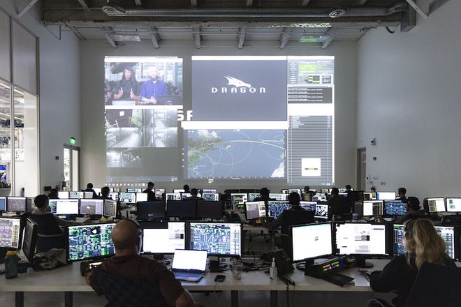 Centro de controle da SpaceX durante uma simulação de voo da Crew Dragon (Foto: SpaceX)