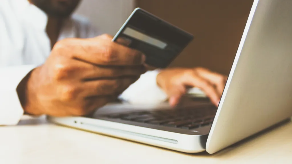 Na hora de comprar online, muito cuidado com o seu cartão de crédito (Imagem: Rupixen/Unsplash)