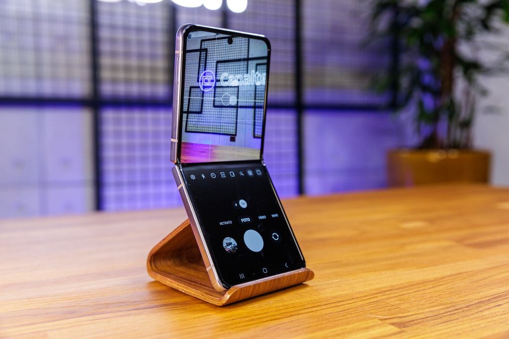Galaxy Z Flip 4 começa a receber a One UI 6.1 na Coreia do Sul (Imagem: Ivo Meneghel Jr/ Canaltech)