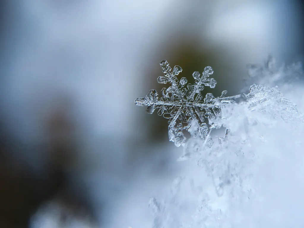 A neve é formada por pequenos cristais de gelo que surgem quando o vapor da água encontra temperatura de 0 °C na atmosfera (Imagem: Reprodução/Aaron Burden/Unplash)