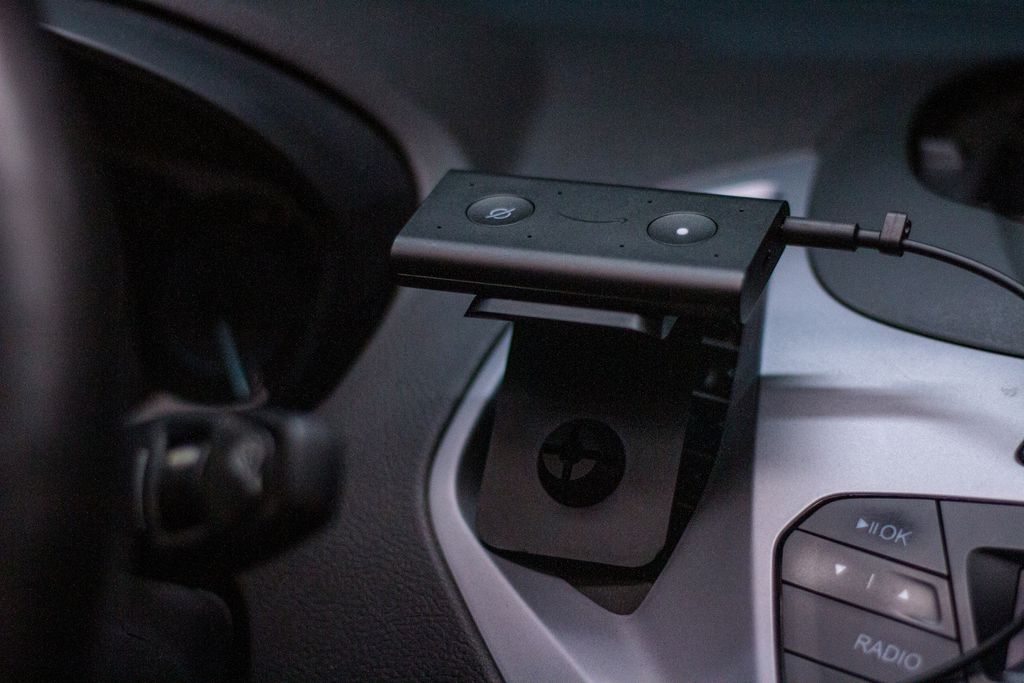 Echo Auto tem design discreto e suporte para ser fixada no carro (Imagem: Ivo Meneghel Jr/ Canaltech)