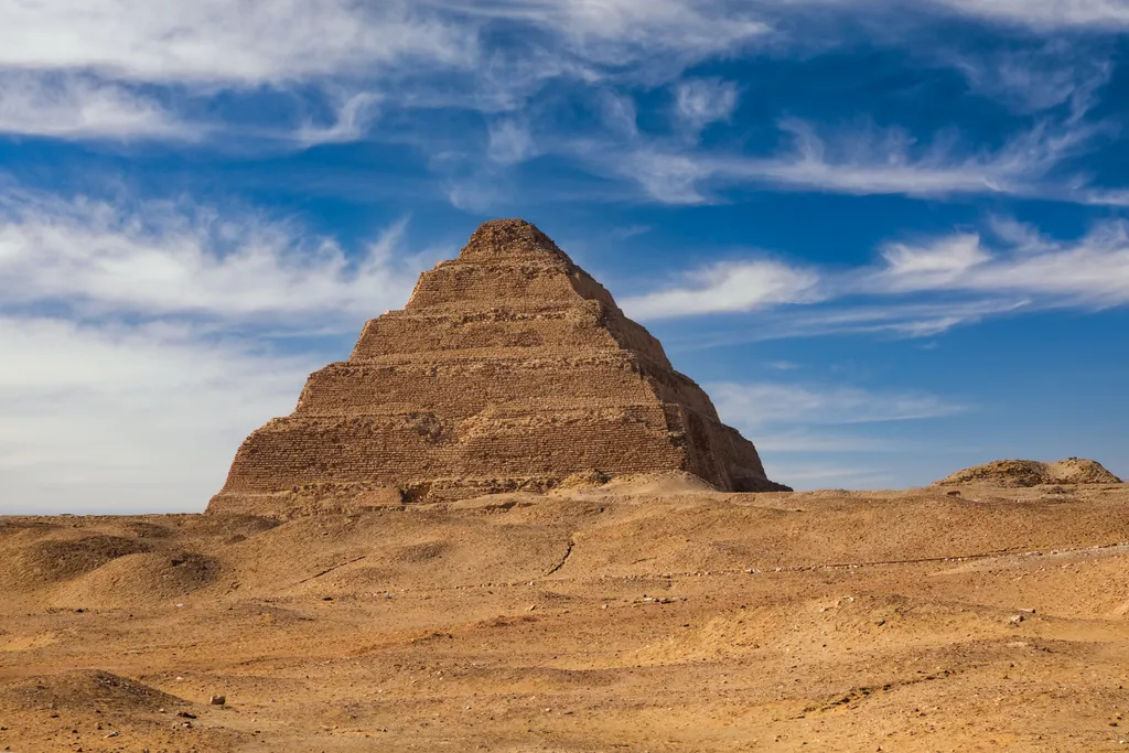 Mastaba empilhada de Djoser, um dos projetos que inspiraram a construção das pirâmides (Imagem: antonpetrus/Envato)