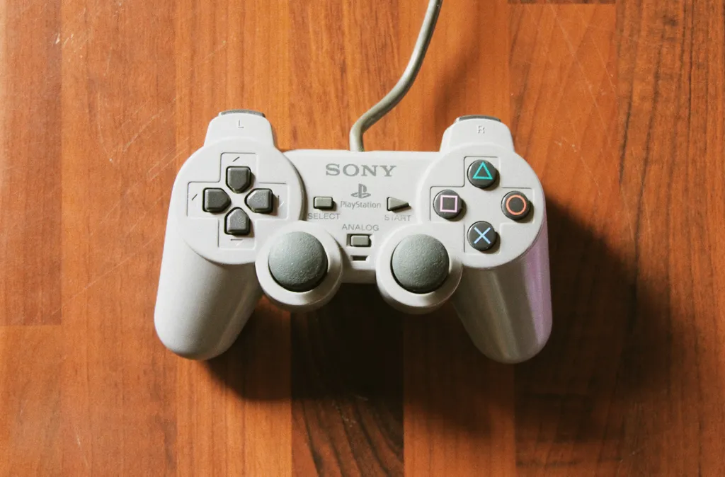 Controle DualShock, do primeiro PlayStation (Foto: lilzidesigns/Unsplash)