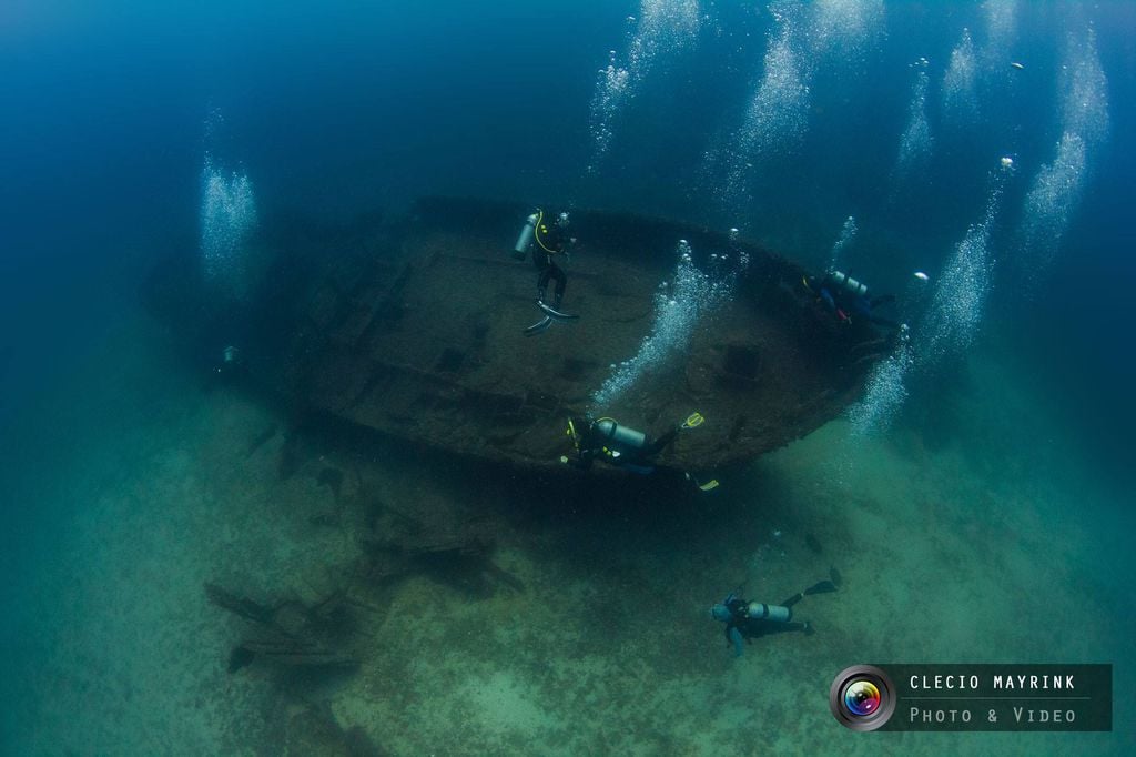 Mergulhadores nadam em meio aos destroços do navio Moreia