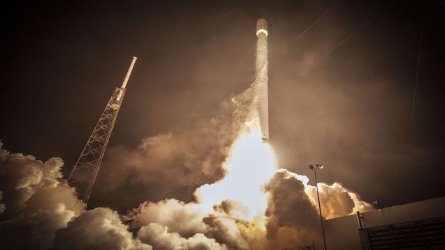 SpaceX lança foguete e coloca 10 satélites em órbita; veja as imagens