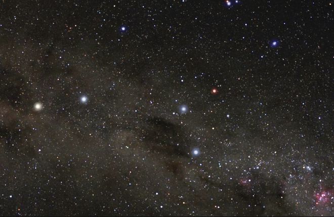 Alpha e Beta Centauri são as duas estrelas brilhantes à esquerda. A olho nu, a Alpha Centauri é vista como uma única estrela, mas trata-se de uma dupla (Imagem: Reprodução/Roberto Mura)