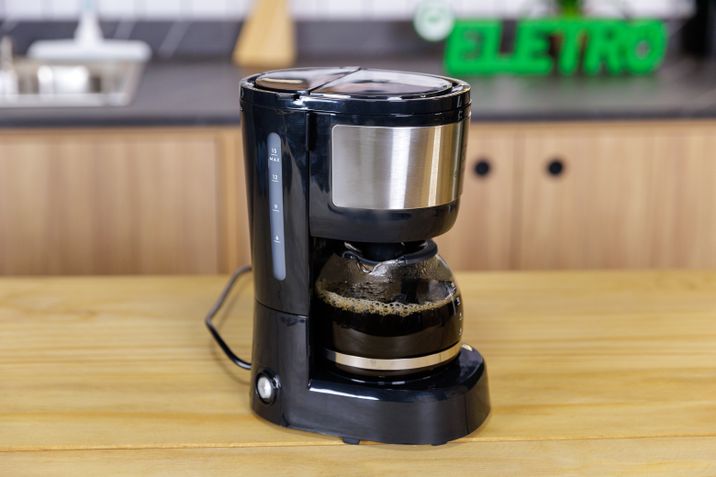 Review Electrolux ECM10  Uma cafeteira elétrica compacta e barata -  Canaltech