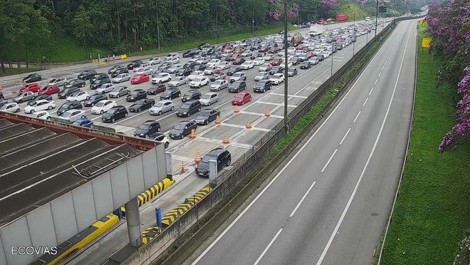 Pedágio lotado em rodovia da concessionária Ecovias