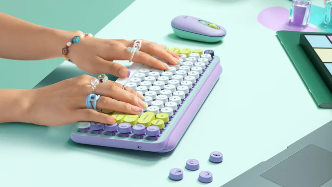 O teclado mecânico POP Keys traz teclas exclusivas para emojis (Imagem: Divulgação/Logitech)