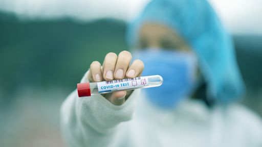 Reino Unido busca voluntários que topem se infectar com COVID-19 para estudo