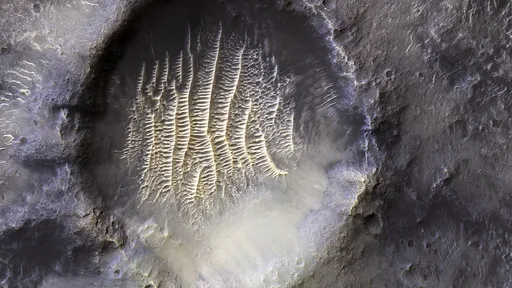 Cratera em Marte se parece com uma impressão digital; confira
