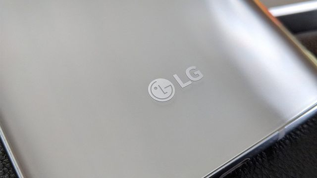 Patente da LG mostra smartphone com câmera embutida no display