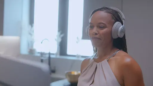 Bang & Olufsen lança headset com foco em conforto para uso durante o dia todo 