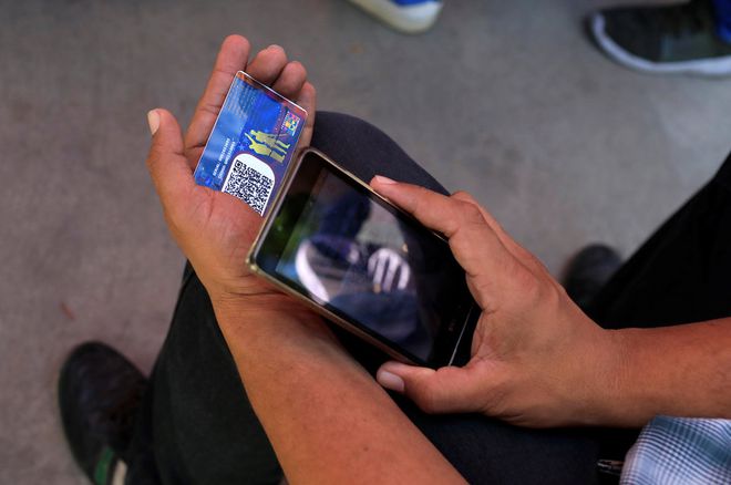 Smartcard contém até informações dos benefícios sociais que o cidadão venezuelano tiver, podendo até mesmo puni-lo por meio deles (Foto: Marco Bello/Reuters)