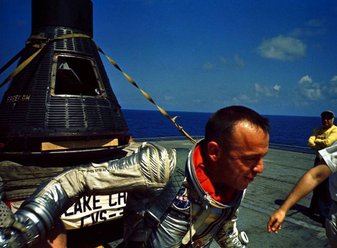 Alan Shepard após retornar à Terra, com a cápsula Freedom 7 ao fundo (Imagem: Reprodução/NASA)