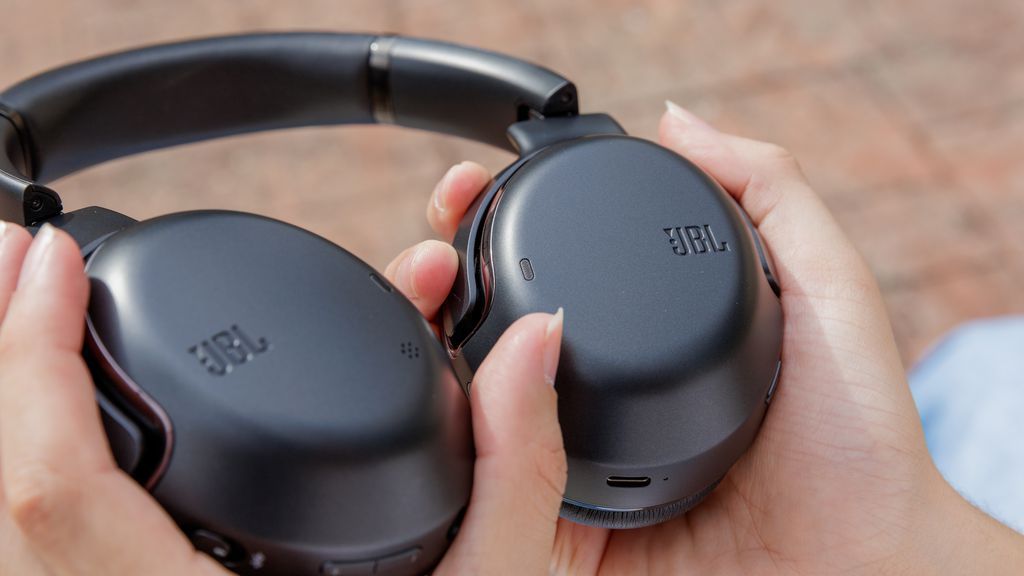 Review JBL Tour One M2 | Um fone premium e cheio de recursos