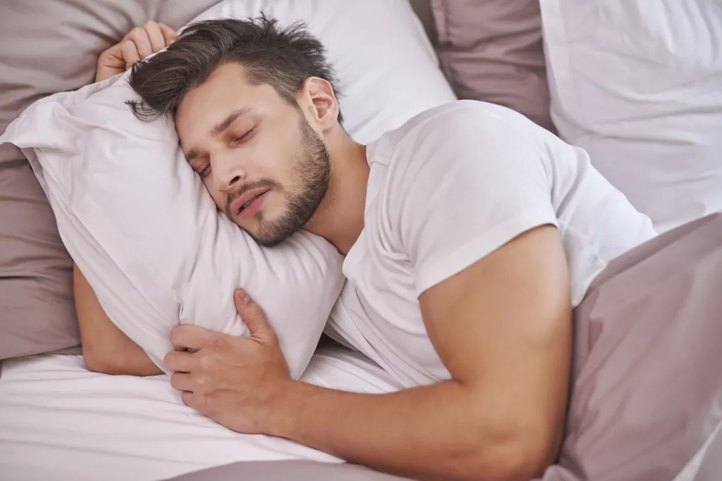 Em noites mais quentes, a tendência é que as horas de sono sejam menores, o que pode afetar a saúde dos indivíduos (Imagem: Gpointstudio/Freepik)