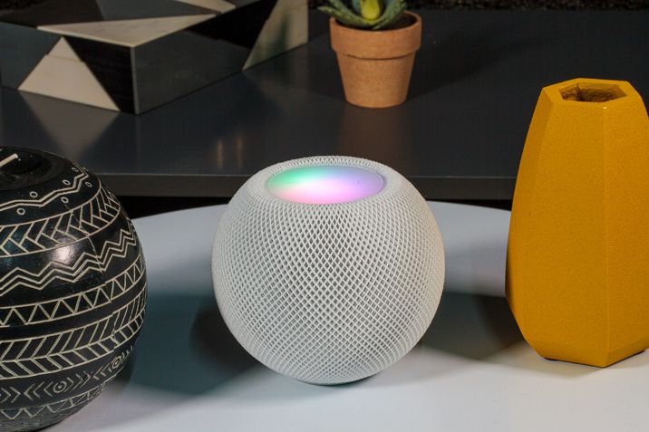 Apple Homepods Mini branca acesa