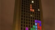 Alunos jogam Tetris gigante em prédio