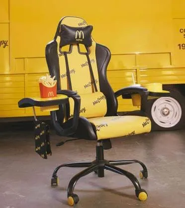 Cadeira gamer tem revestimento contra manchas e suportes para lanches (Imagem: Divulgação/McDonald's)