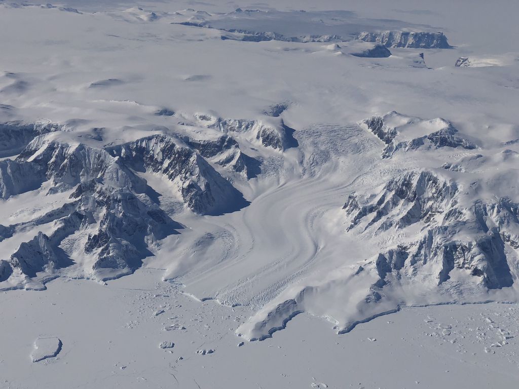 Península da Antártica observada com os altímetros de laser ICESat e ICESat-2, uma das regiões do continente que mais mudou com rapidez nos últimos anos (Imagem: Reprodução/NASA/Goddard Space Flight Center/K. Ramsayer)