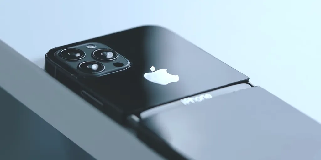 iPhone dobrável deve ser lançado em um futuro mais distante, com preço alto em comparação com os modelos atuais (Imagem: YouTube/科技美学)