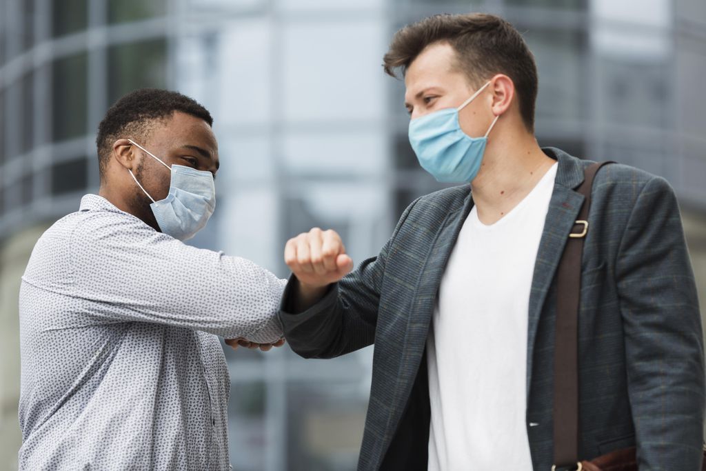 Umidade criada na máscara traz proteção extra contra o coronavírus, diz estudo