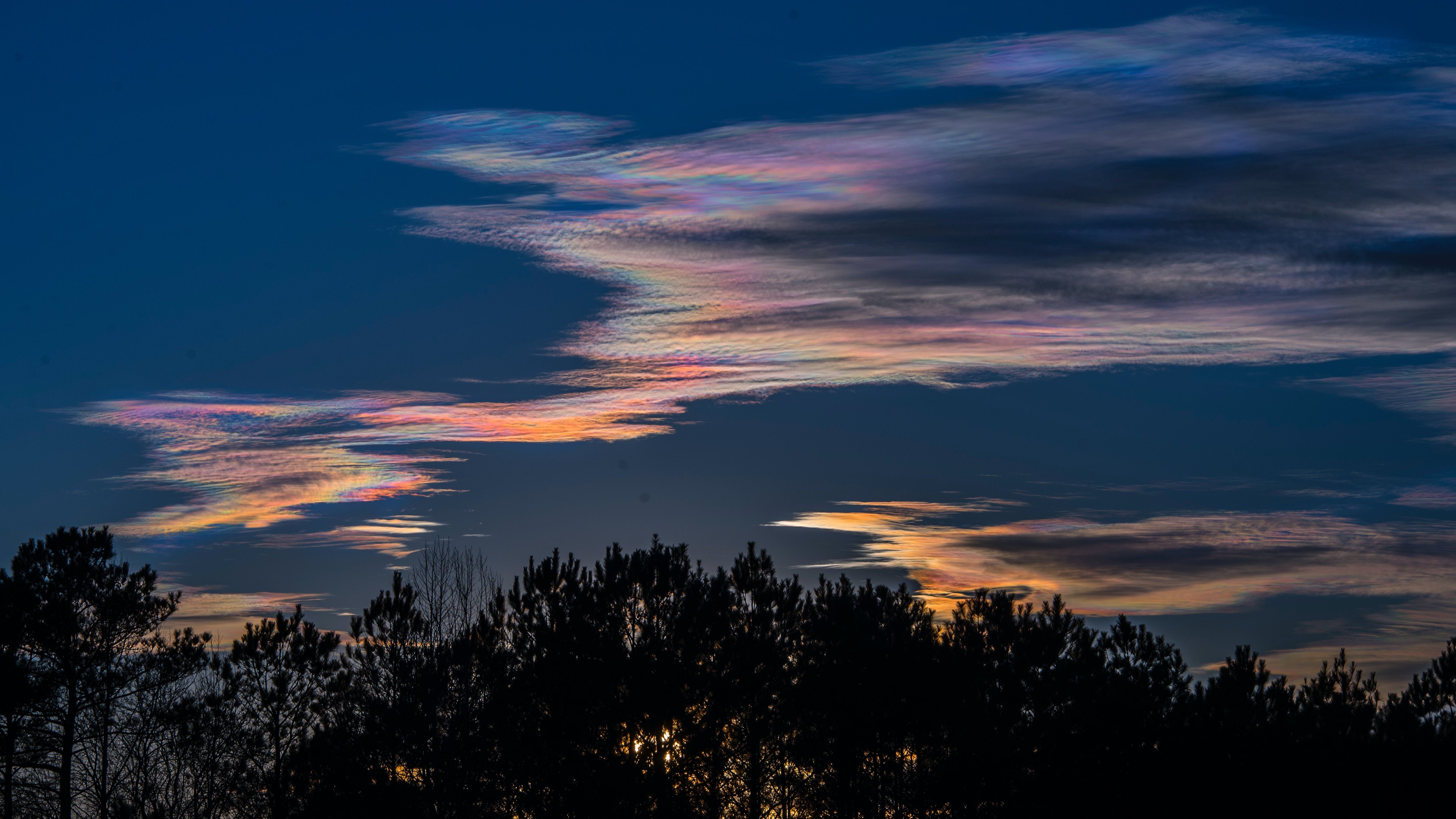 Fenômeno de nuvem de arco-íris de fogo é um fenômeno natural chamado  irisação ou iridescência