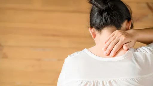 Dor no pescoço não é apenas resultado de má postura, revela estudo