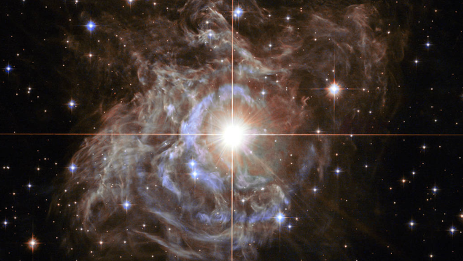 RS Puppis, uma estrela Cefeida usada como vela padrão cósmica para calibração das medidas de distâncias no universo (Imagem: Reprodução/NASA)