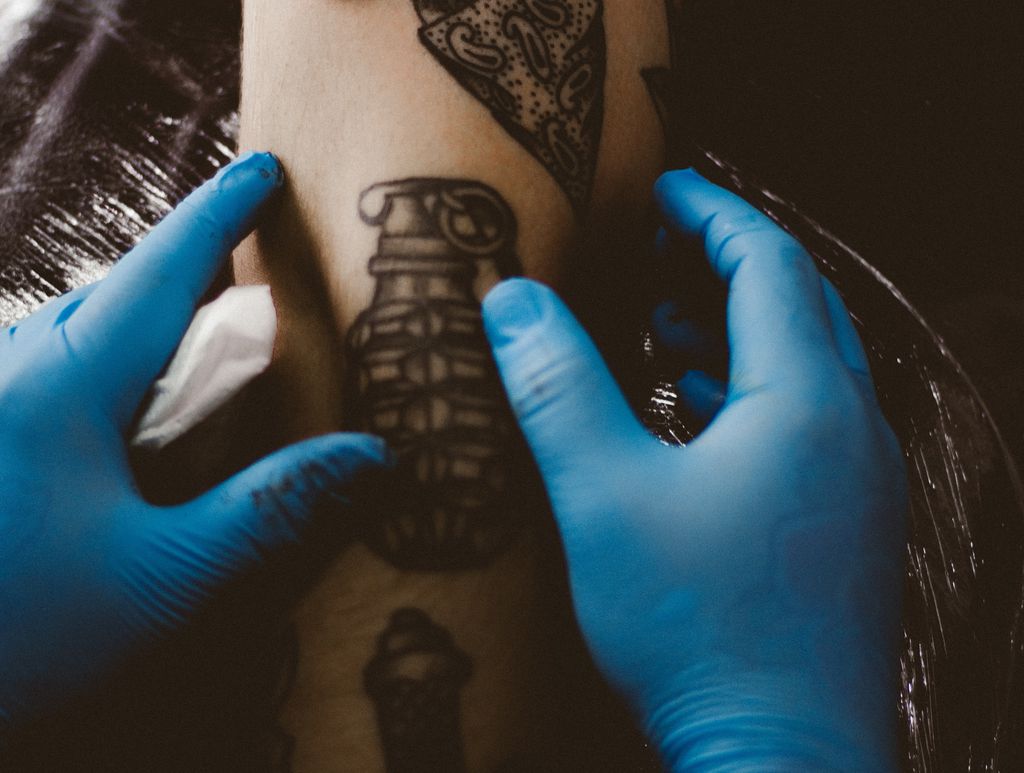 A associação entre tatuagens e câncer é fraca, segundo a maioria dos cientistas, que não veem a correlação como causalidade (Imagem: Allef Vinicius/Unsplash)