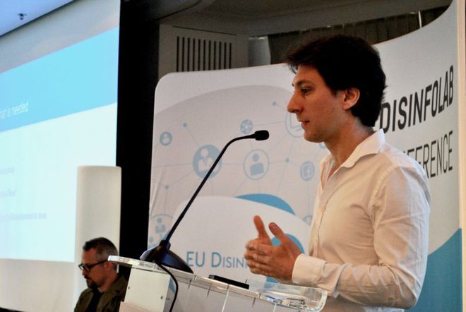 Guillaume Chaslot defende metodologia do AlgoTransparency durante palestra (Foto: Divulgação / DisinfoLab)