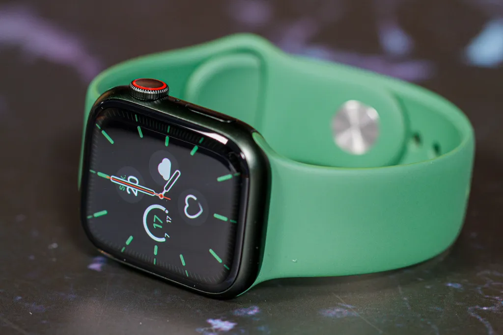 Relógio da Apple permite trocar mostradores ao deslizar para o lado (Foto: Ivo Meneghel Jr/Canaltech)