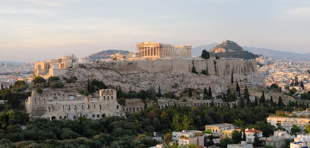 A Acrópole de Atenas, um dos locais mais famosos do país, onde fica o Partenon (Imagem: Christophe Meneboeuf/CC-BY-3.0)