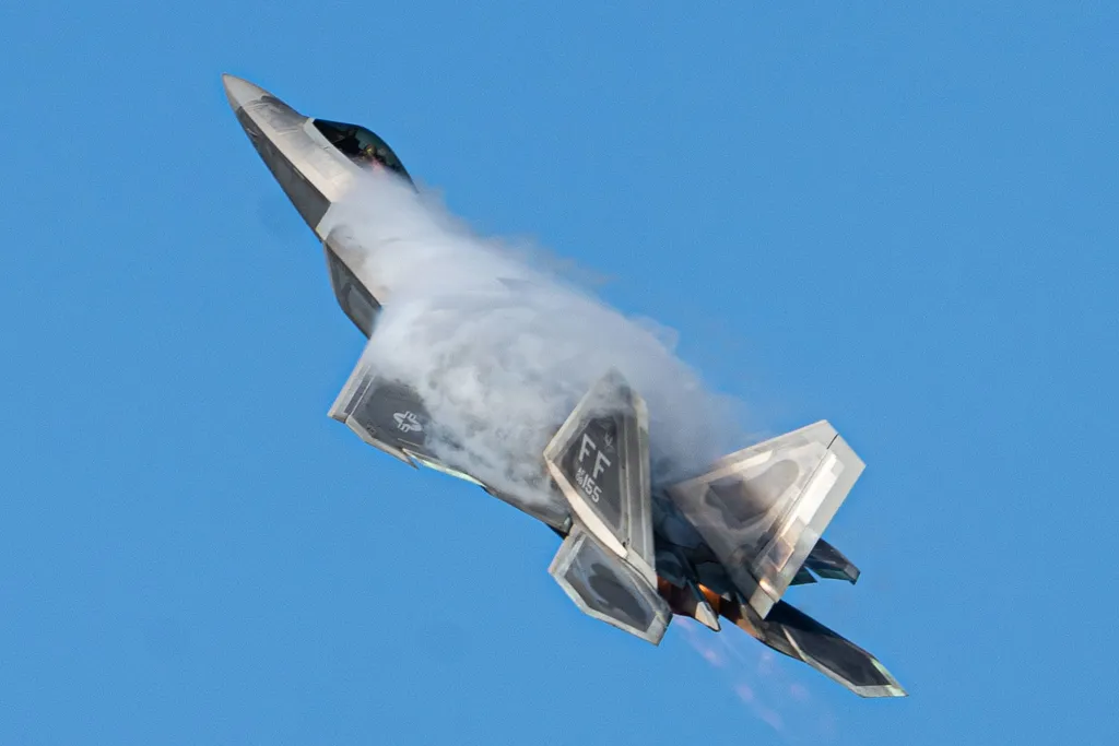 Um caça F-22 foi usado para derrubar um dos objetos invasores (Imagem: Reprodução/USAF)