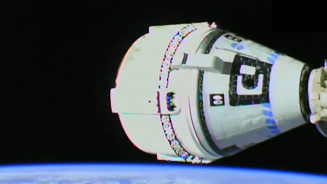 Boeing CST-100 Starliner se acoplando à ISS na missão OFT-2