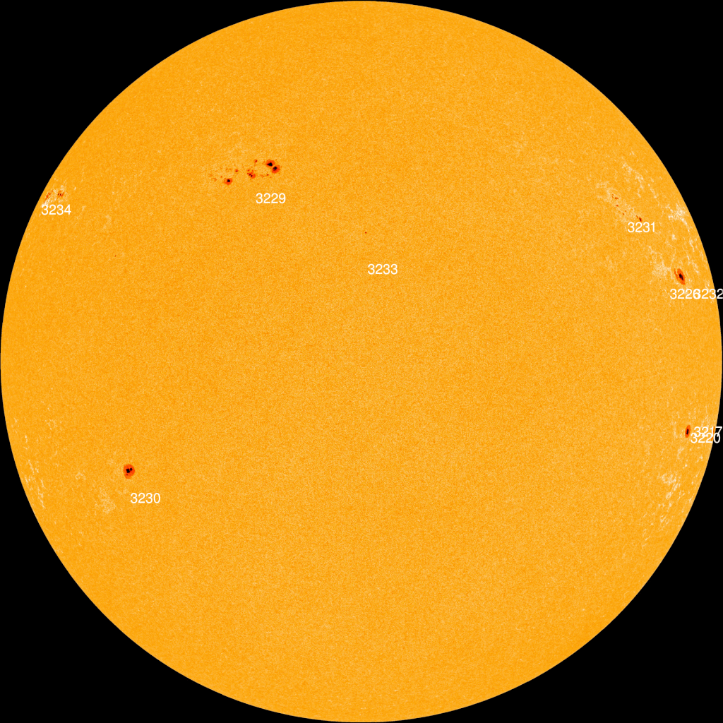 A mancha solar AR3234 está emitindo erupções solares de classe M; já a mancha 3229 se move rumo à região central do lado superior (Imagem: Reprodução/SDO/HMI)