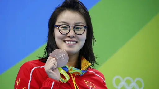 Nadadora chinesa conquista as redes sociais com reação hilária ao levar o bronze