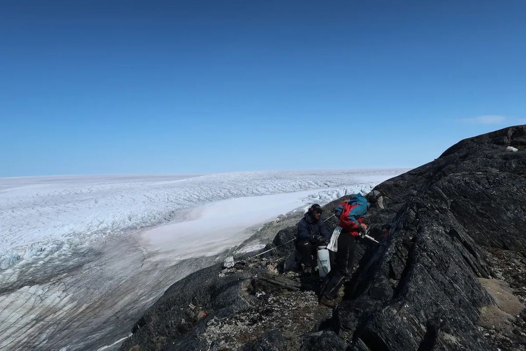 Claire Nichols e Tim Greenfield perfurando as rochas groenlandesas para estudar a formação do Campo Magnético da Terra (Imagem: Claire Nichols)